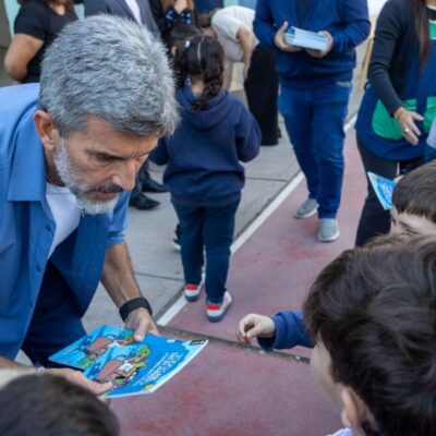 Ulpiano Suarez entregó libros e inauguró la biblioteca de la escuela Mariano Moreno