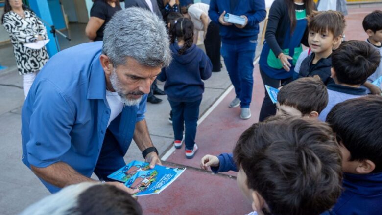 Ulpiano Suarez entregó libros e inauguró la biblioteca de la escuela Mariano Moreno