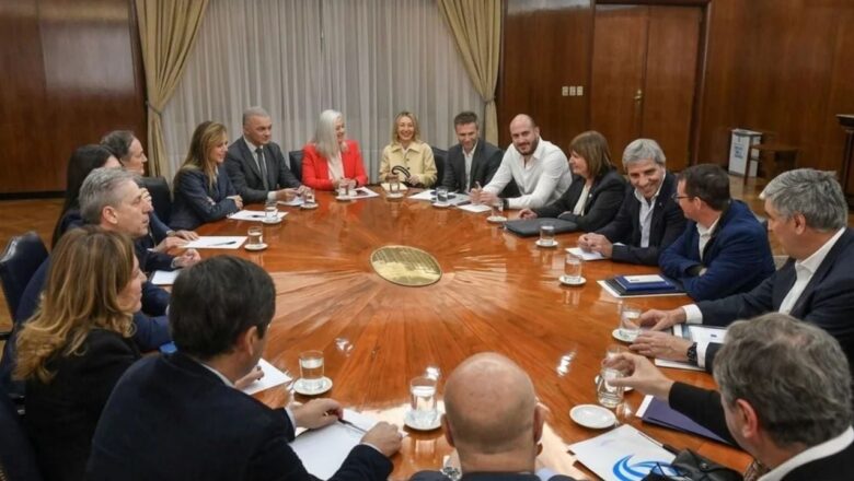 Foto política del día: Luis Caputo y los bloques dialoguistas del Senado, cara a cara
