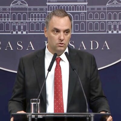 Piden la detención de Manuel Adorni: lo acusan de entorpecer la investigación judicial