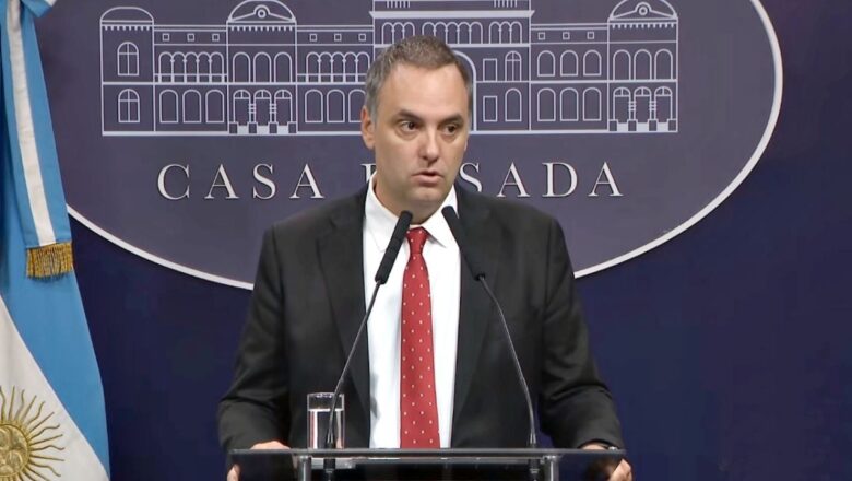 Piden la detención de Manuel Adorni: lo acusan de entorpecer la investigación judicial