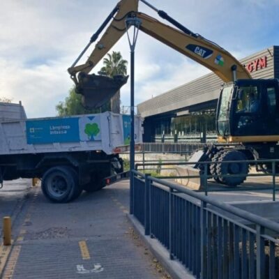 La Ciudad y la Provincia retiran material acumulado en el colector Frías